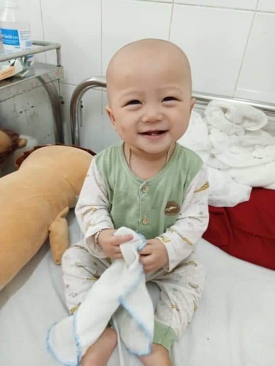 Nụ cười ngây thơ nhói lòng của em bé 2 tuổi mắc 2 căn bệnh ung thư: “Nguyên bé bỏng ơi, bố mẹ làm gì để giữ con lại bây giờ?” - Ảnh 1.