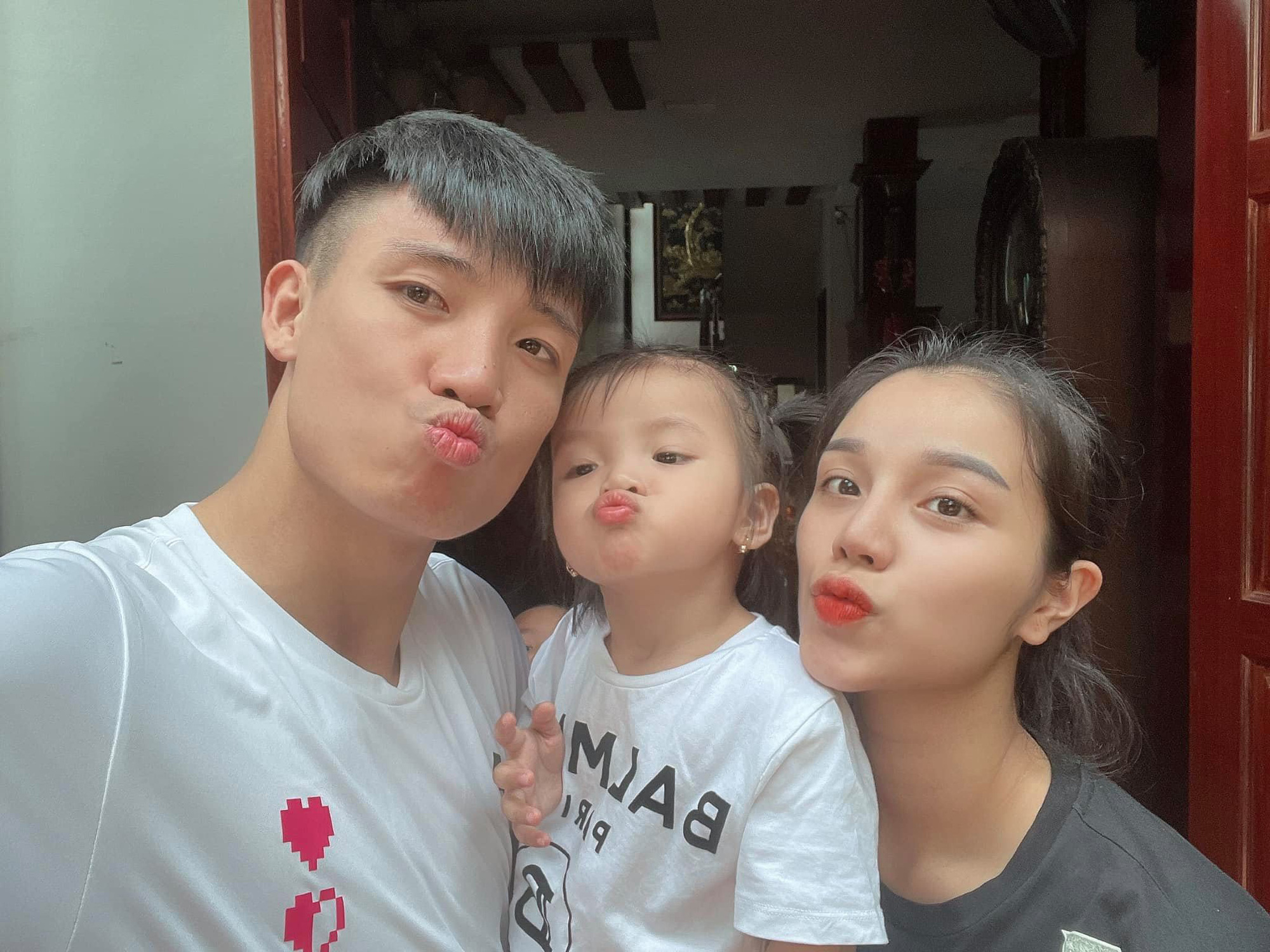 Nhan sắc vượt bậc của vợ cầu thủ B&ugrave;i Tiến Dũng trong lần mang bầu thứ 2 - Ảnh 3.