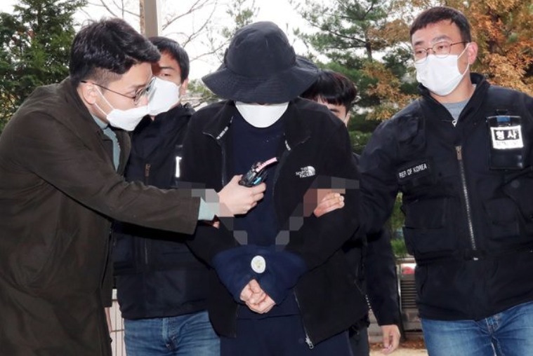 Nữ cảnh sát hoảng loạn chạy trốn khỏi hiện trường chém người khiến dư luận Hàn Quốc sục sôi, tình tiết vụ việc và lời giải thích gây bất bình - Ảnh 1.