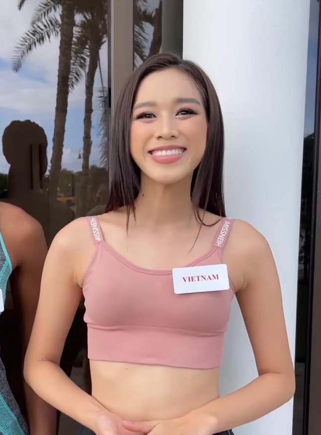 Mặc crop-top khoe trọn vòng eo 'con kiến', Đỗ Thị Hà có dịp diện kiến chủ tịch Miss World - Ảnh 1.