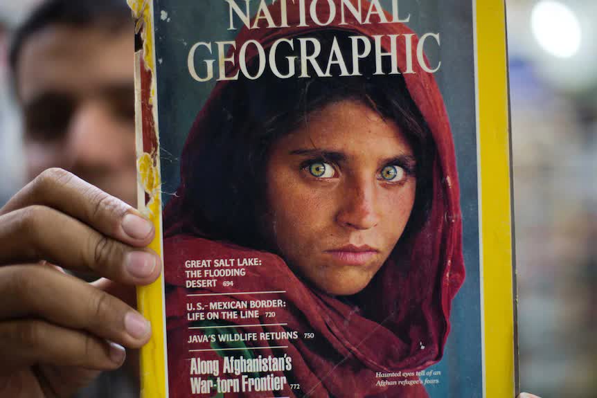 Số phận hiện tại không ngờ của cô gái Afghanistan có đôi mắt ám ảnh trên bức hình nổi tiếng toàn cầu vài tháng sau hỗn loạn tại quê nhà - Ảnh 1.
