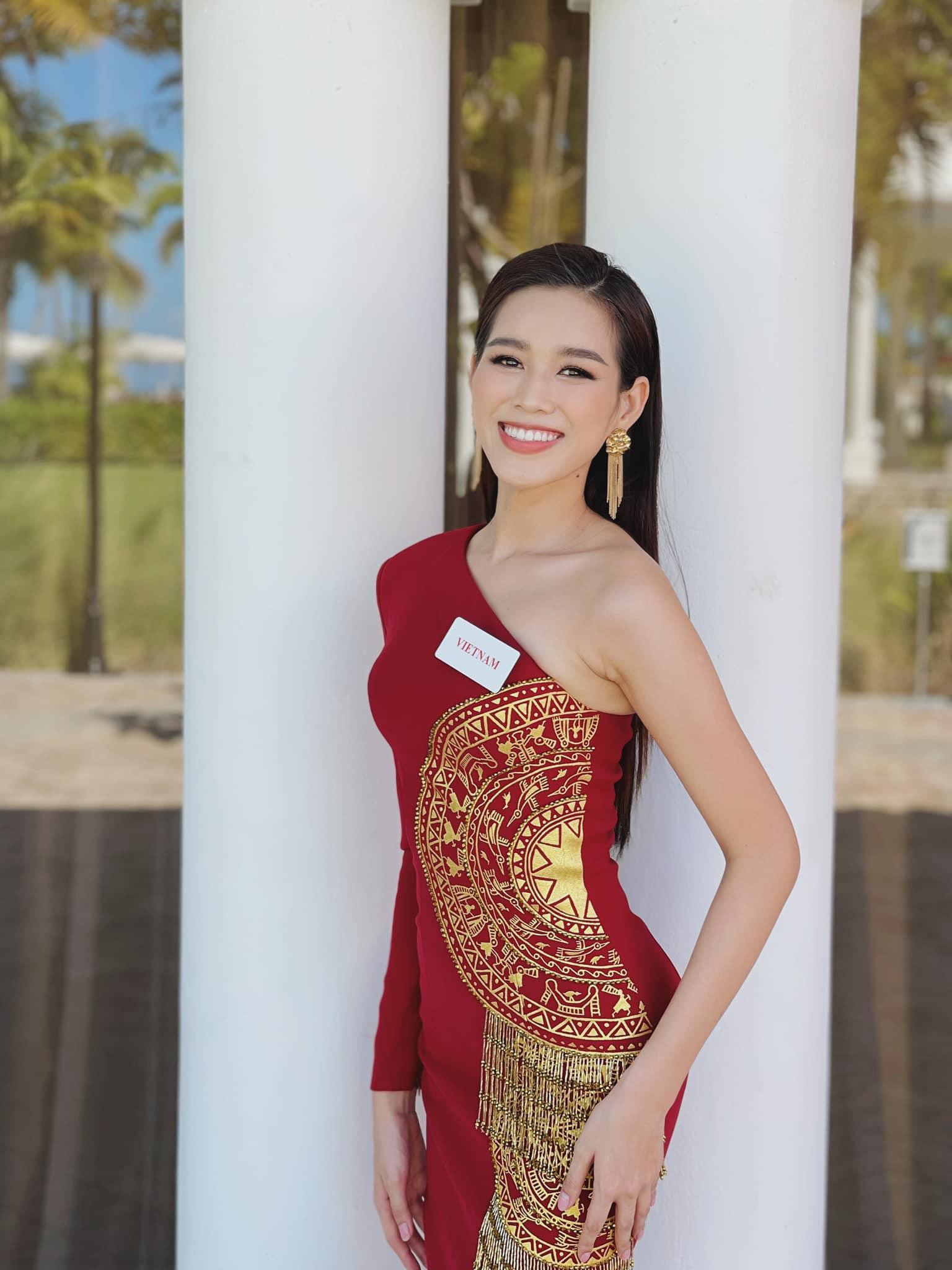 Đỗ Thị Hà diện váy lệch vai quyến rũ, rạng rỡ đọ sắc bên đương kim Hoa hậu Thế giới - Ảnh 4.