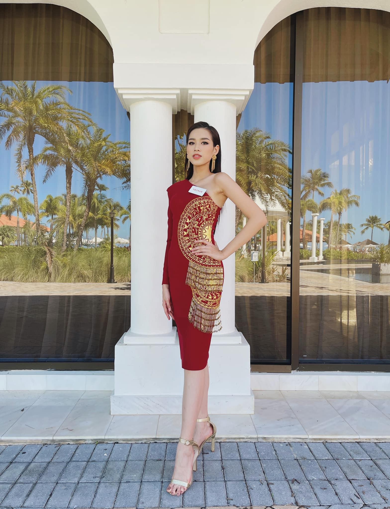 Đỗ Thị Hà diện váy lệch vai quyến rũ, rạng rỡ đọ sắc bên đương kim Hoa hậu Thế giới - Ảnh 3.