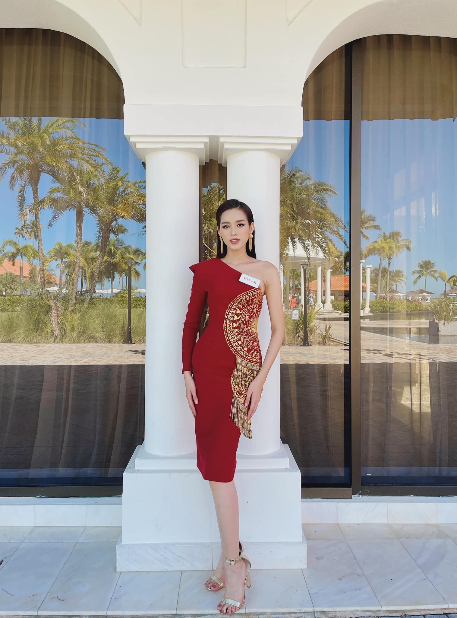 Đỗ Thị Hà diện váy lệch vai quyến rũ, rạng rỡ đọ sắc bên đương kim Hoa hậu Thế giới - Ảnh 1.
