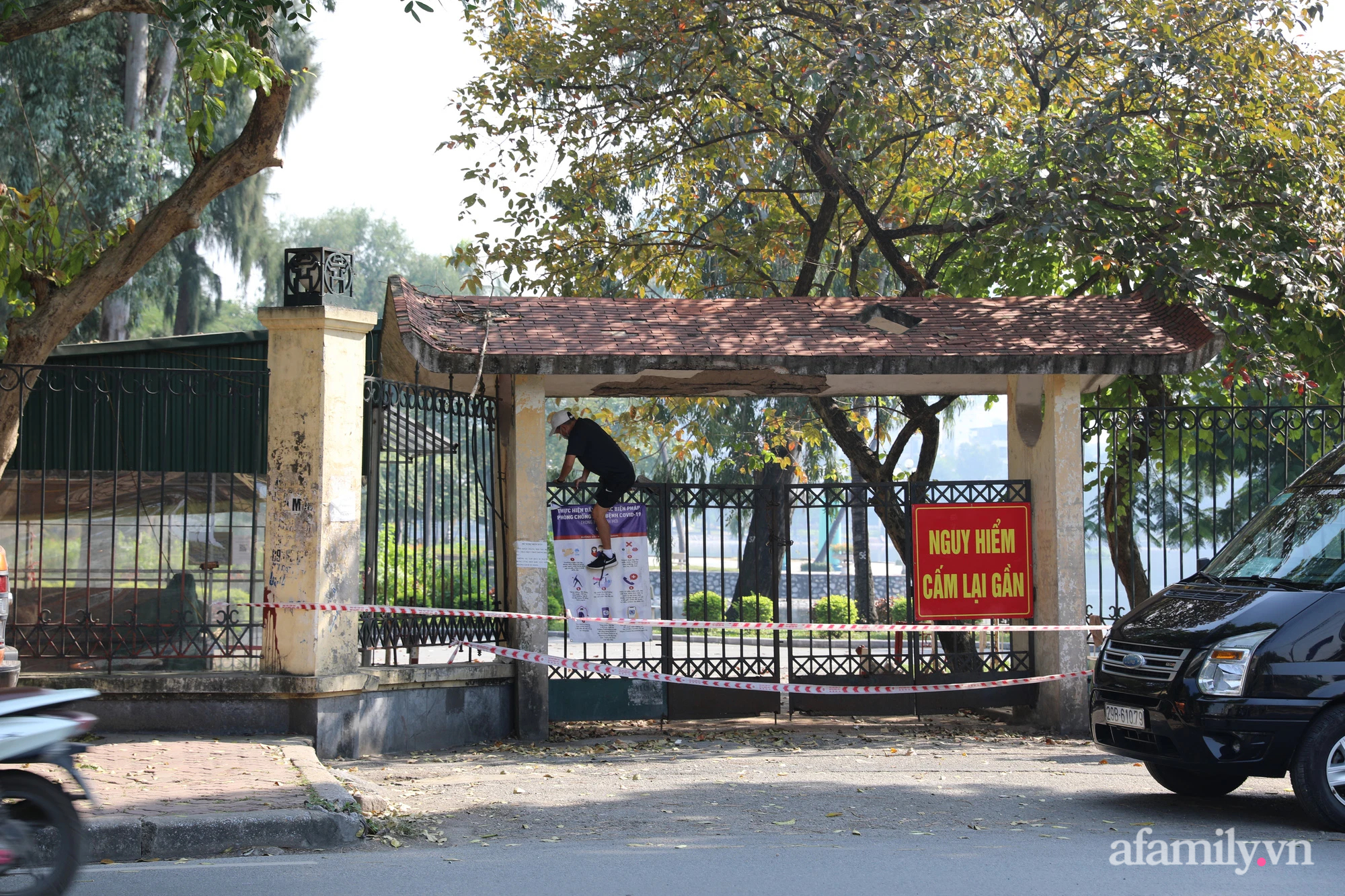 Hà Nội: Bất chấp lệnh phong toả, người dân vẫn cố trèo cổng vào Công viên Thống nhất tập thể dục - Ảnh 8.