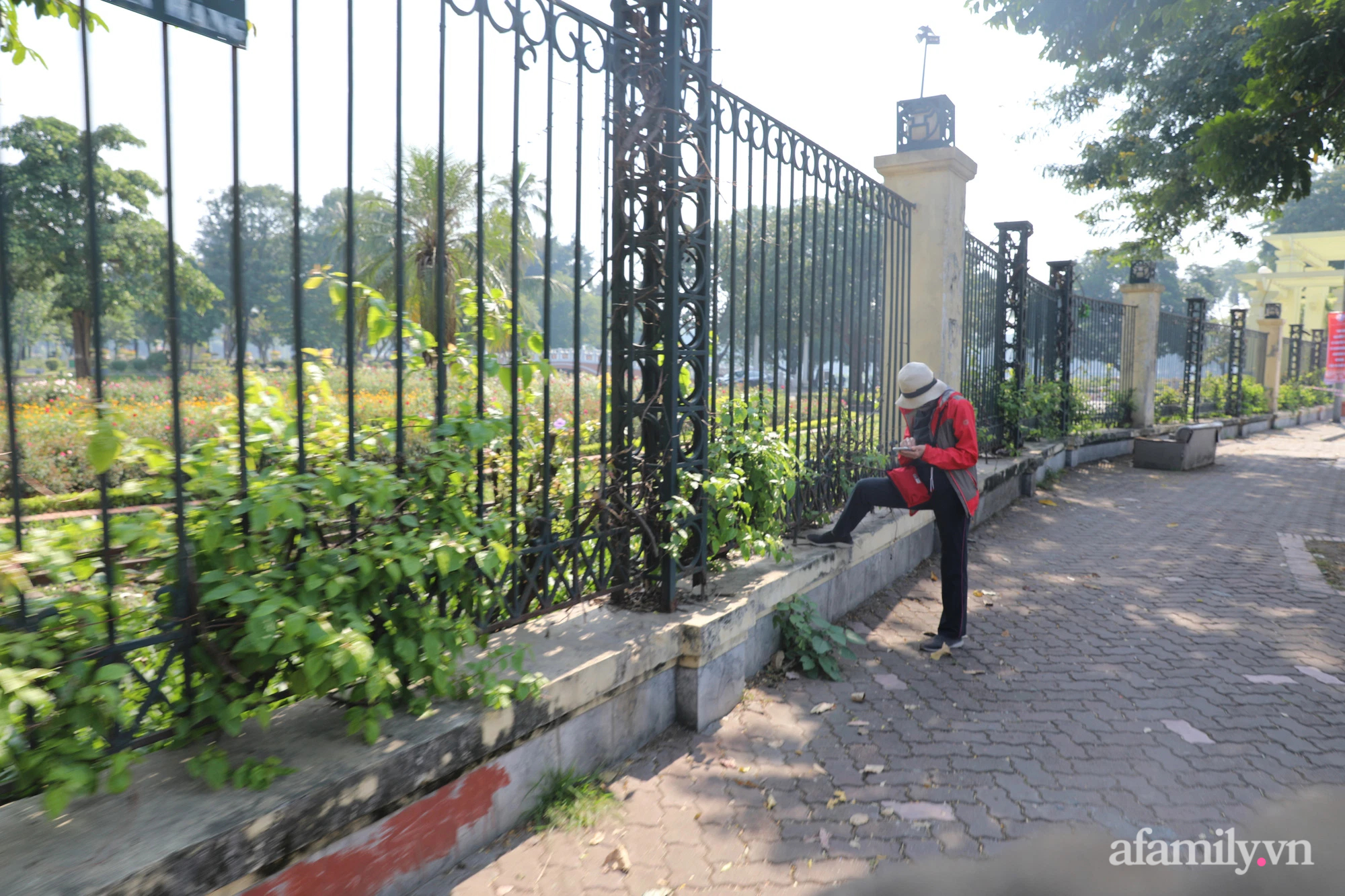 Hà Nội: Bất chấp lệnh phong toả, người dân vẫn cố trèo cổng vào Công viên Thống nhất tập thể dục - Ảnh 5.