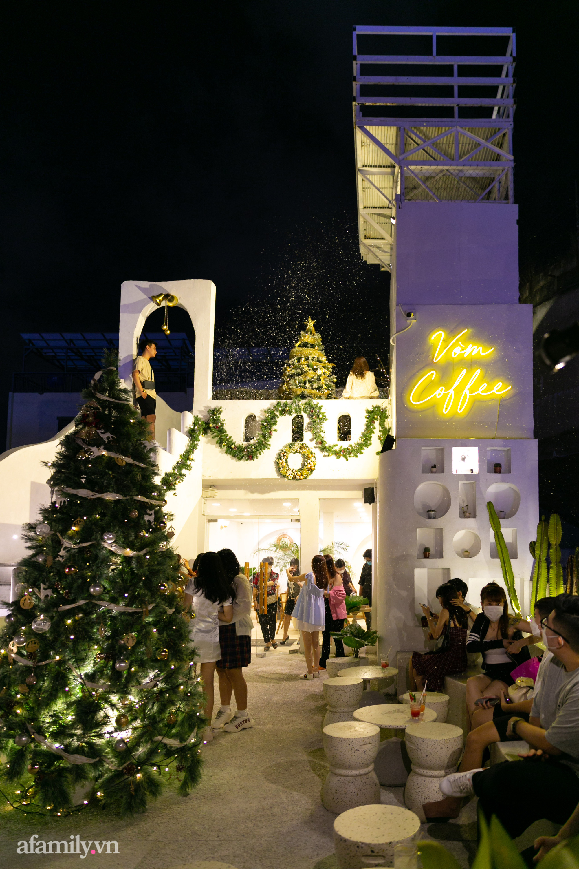 Xuất hiện quán cà phê thả tuyết rơi mỗi ngày tại Sài Gòn, nhiều người đến đón Giáng Sinh sớm - Ảnh 2.