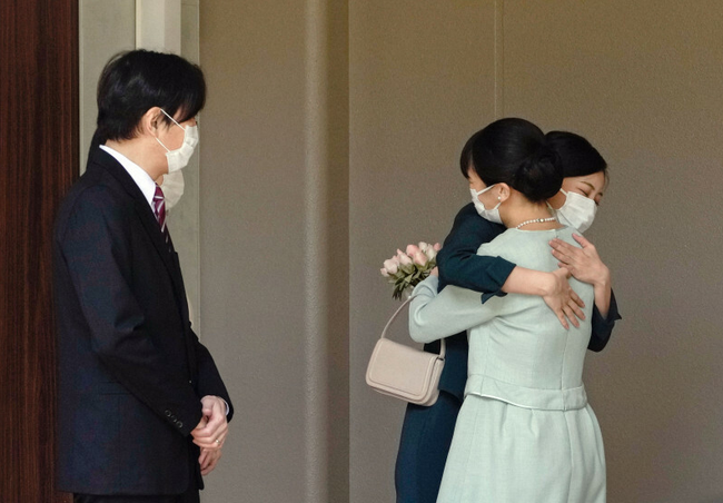 Sau màn chia tay cảm động với chị gái, Công chúa xinh đẹp nhất Nhật Bản lộ diện với biểu cảm khác thường trên gương mặt - Ảnh 6.