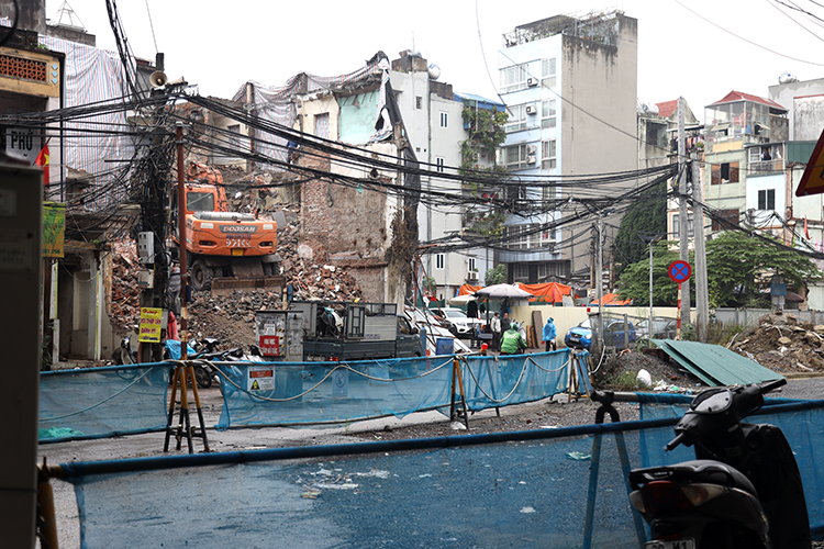 Tháo dỡ ngôi nhà khiến dự án ga ngầm metro Hà Nội bị 'treo' nhiều tháng qua - Ảnh 1.