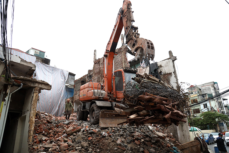 Tháo dỡ ngôi nhà khiến dự án ga ngầm metro Hà Nội bị 'treo' nhiều tháng qua - Ảnh 2.