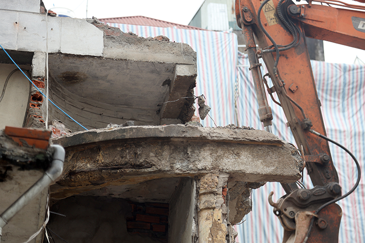 Tháo dỡ ngôi nhà khiến dự án ga ngầm metro Hà Nội bị 'treo' nhiều tháng qua - Ảnh 4.
