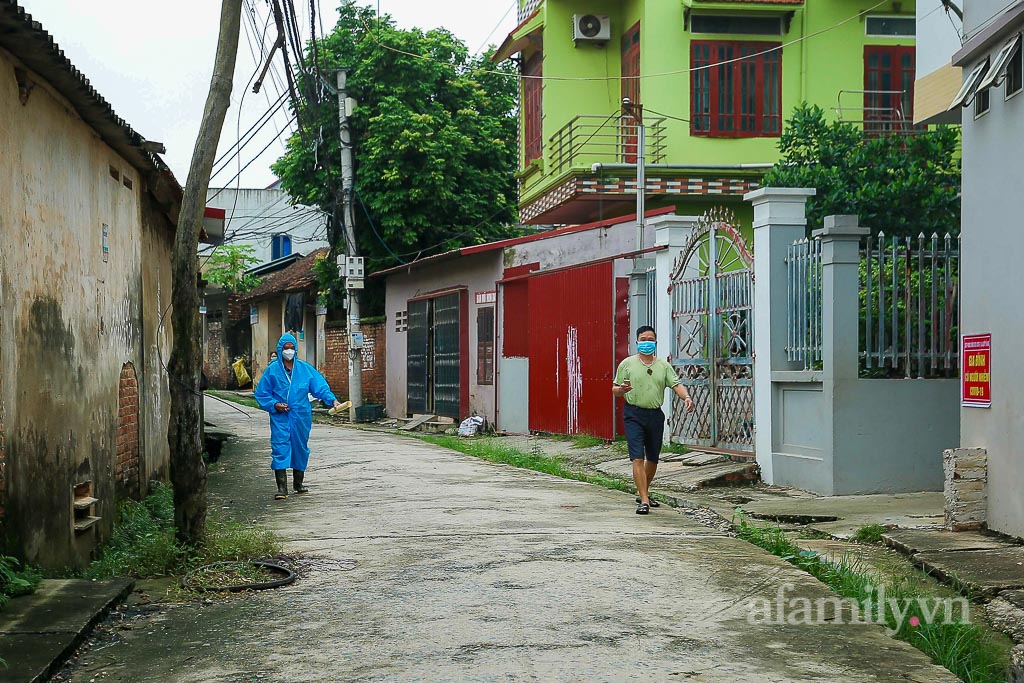 Hà Nội: Lấy gần 13.000 mẫu xét nghiệm để tách F0 khỏi cộng đồng tại ổ dịch huyện Mê Linh - Ảnh 2.
