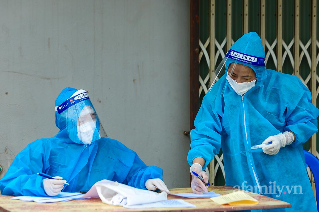 Hà Nội: Lấy gần 13.000 mẫu xét nghiệm để tách F0 khỏi cộng đồng tại ổ dịch huyện Mê Linh - Ảnh 5.