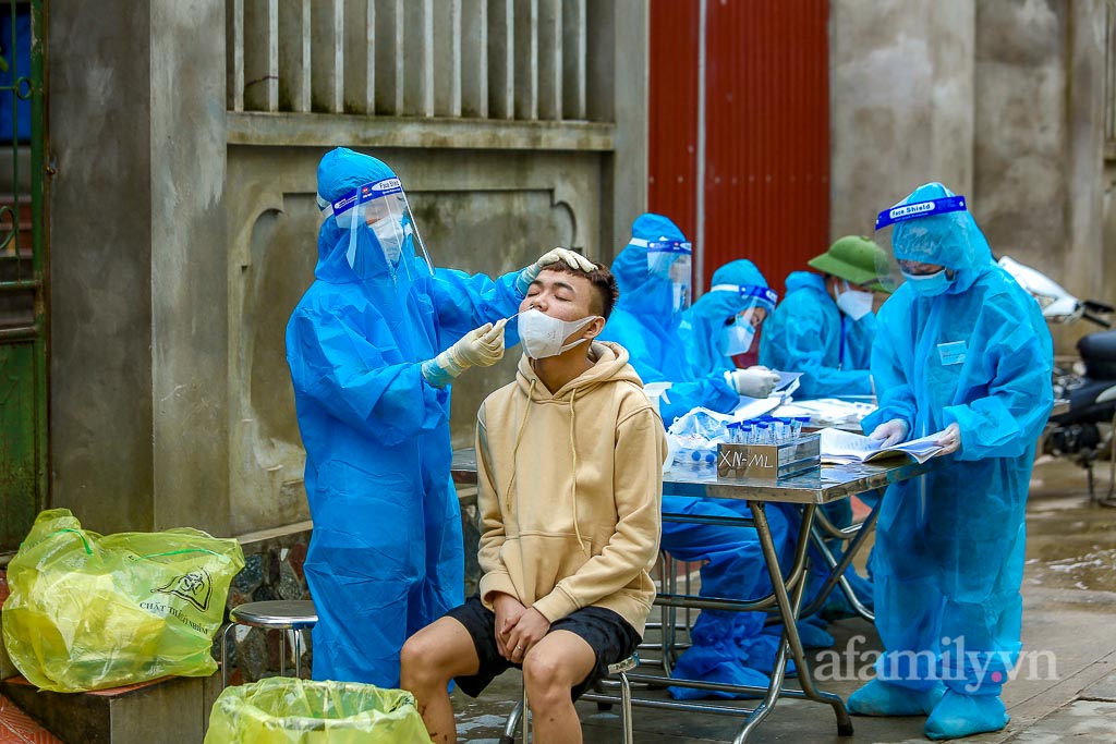 Hà Nội: Lấy gần 13.000 mẫu xét nghiệm để tách F0 khỏi cộng đồng tại ổ dịch huyện Mê Linh - Ảnh 14.