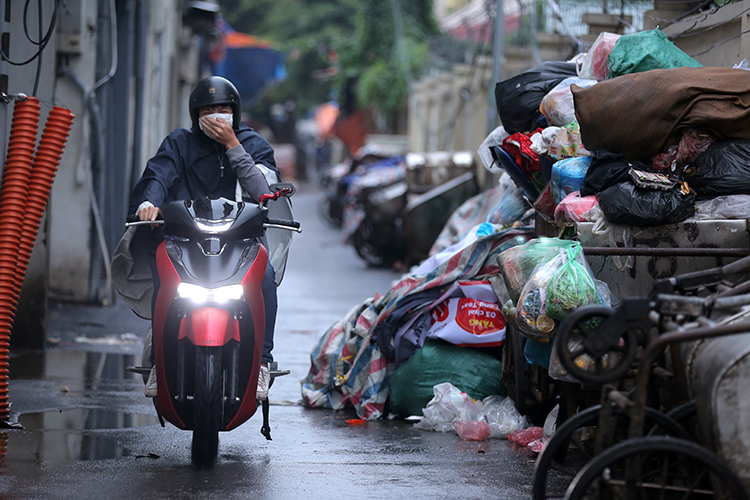 Rác thải ùn ứ trên nhiều tuyến phố Hà Nội - Ảnh 8.