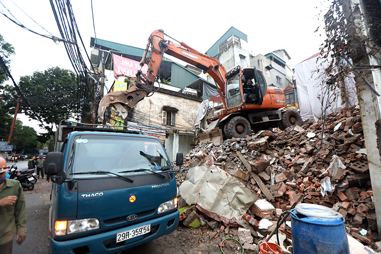 Tháo dỡ ngôi nhà khiến dự án ga ngầm metro Hà Nội bị 'treo' nhiều tháng qua - Ảnh 7.