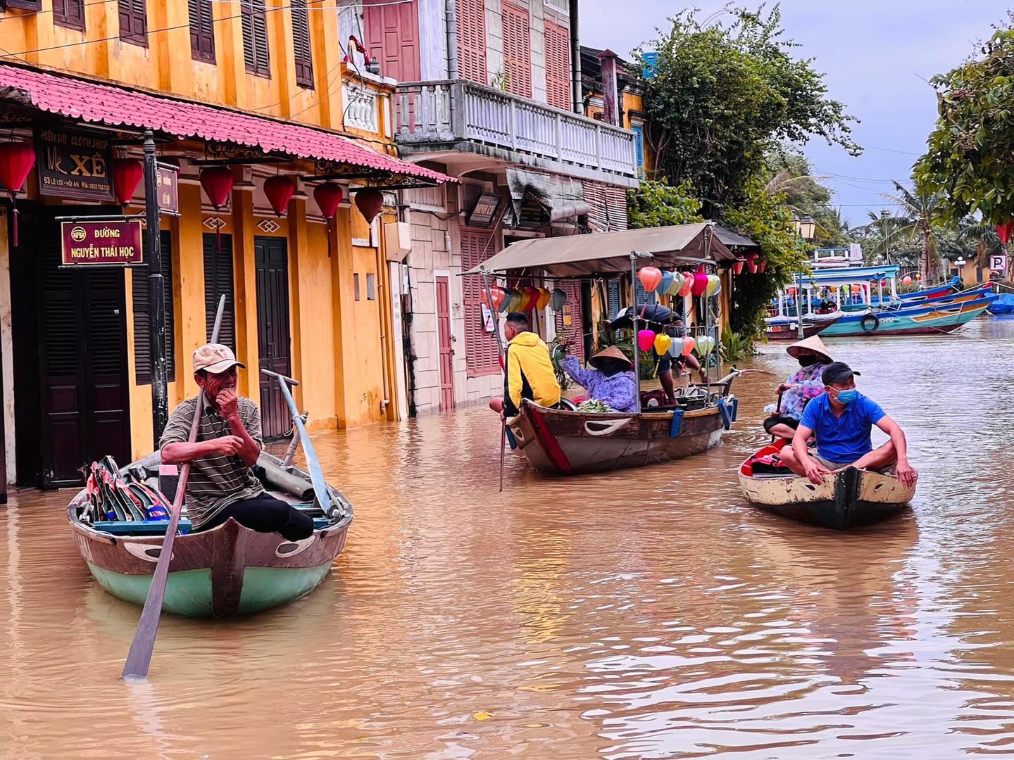 Nhiều địa phương miền Trung mưa như trút nước: Hội An chèo thuyền giữa phố cổ, người dân Bình Định sơn tán khẩn trong đêm - Ảnh 5.