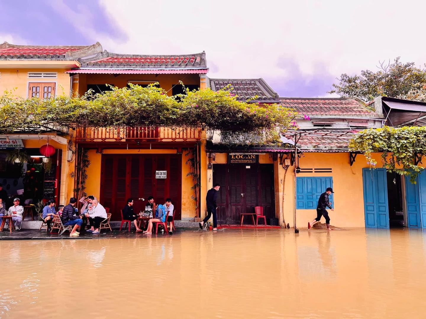 Nhiều địa phương miền Trung mưa như trút nước: Hội An chèo thuyền giữa phố cổ, người dân Bình Định sơn tán khẩn trong đêm - Ảnh 1.