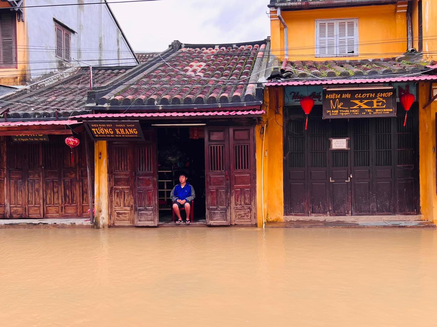 Nhiều địa phương miền Trung mưa như trút nước: Hội An chèo thuyền giữa phố cổ, người dân Bình Định sơn tán khẩn trong đêm - Ảnh 2.