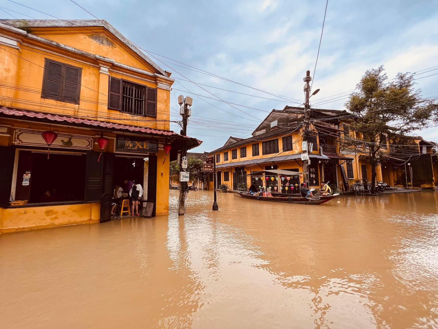 Nhiều địa phương miền Trung mưa như trút nước: Hội An chèo thuyền giữa phố cổ, người dân Bình Định sơn tán khẩn trong đêm - Ảnh 6.