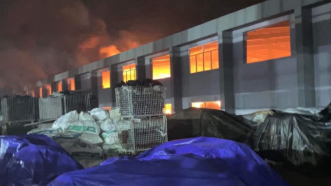 Cháy đỏ rực trời trong KCN Suối Tre, nhà xưởng rộng hàng nghìn mét vuông bị thiêu rụi - Ảnh 2.