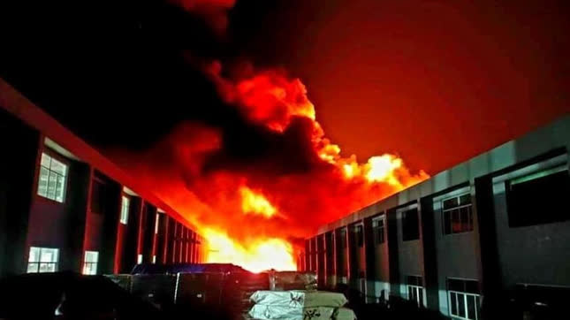 Cháy đỏ rực trời trong KCN Suối Tre, nhà xưởng rộng hàng nghìn mét vuông bị thiêu rụi - Ảnh 1.