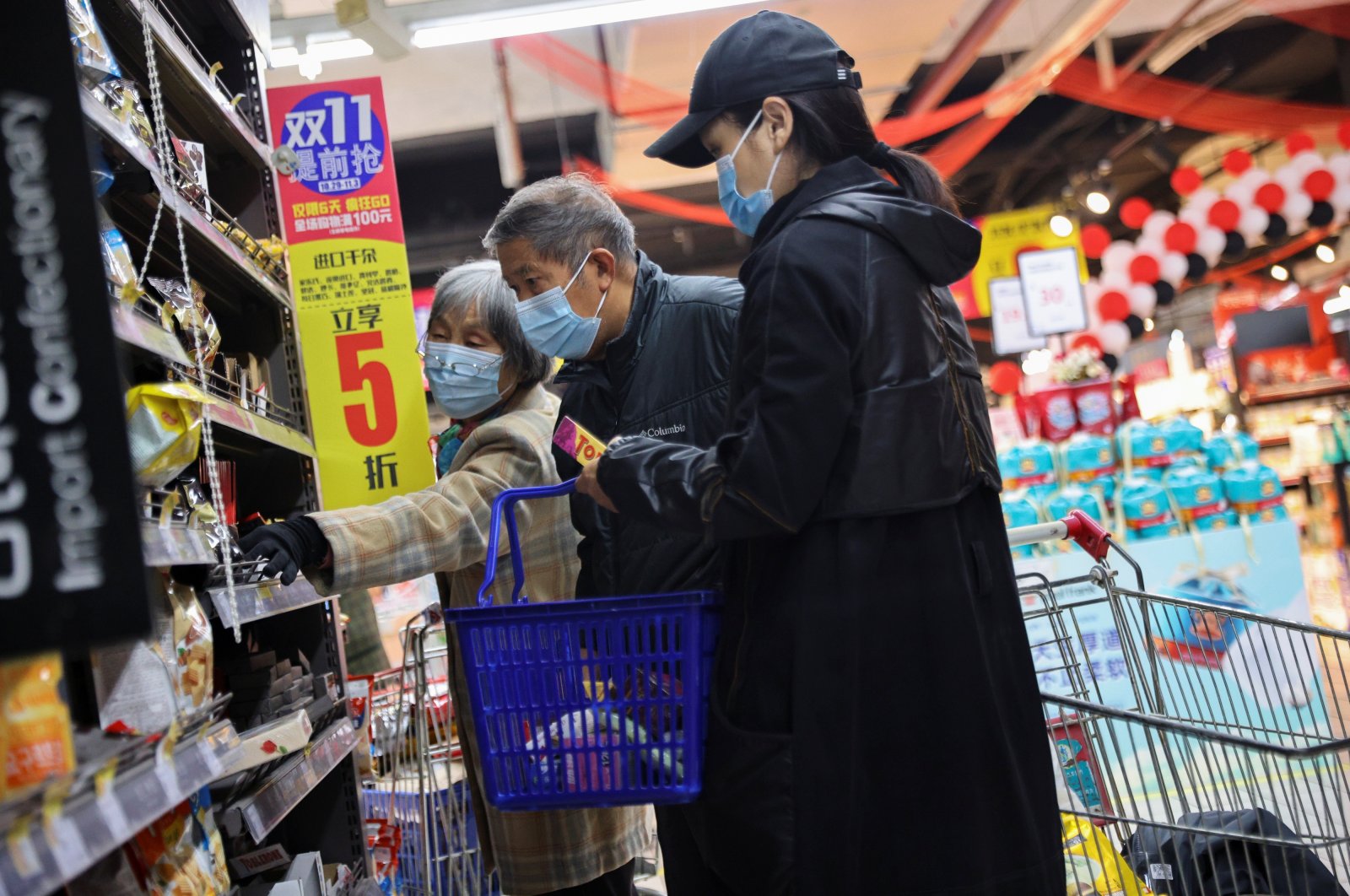 Trung Quốc: Người dân đổ tới siêu thị như nước lũ - Ảnh 4.