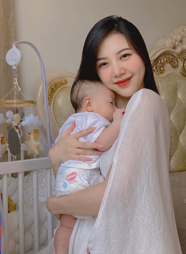 Hot mom Việt dùng bỉm gì cho con: Đông Nhi tin tưởng hãng 