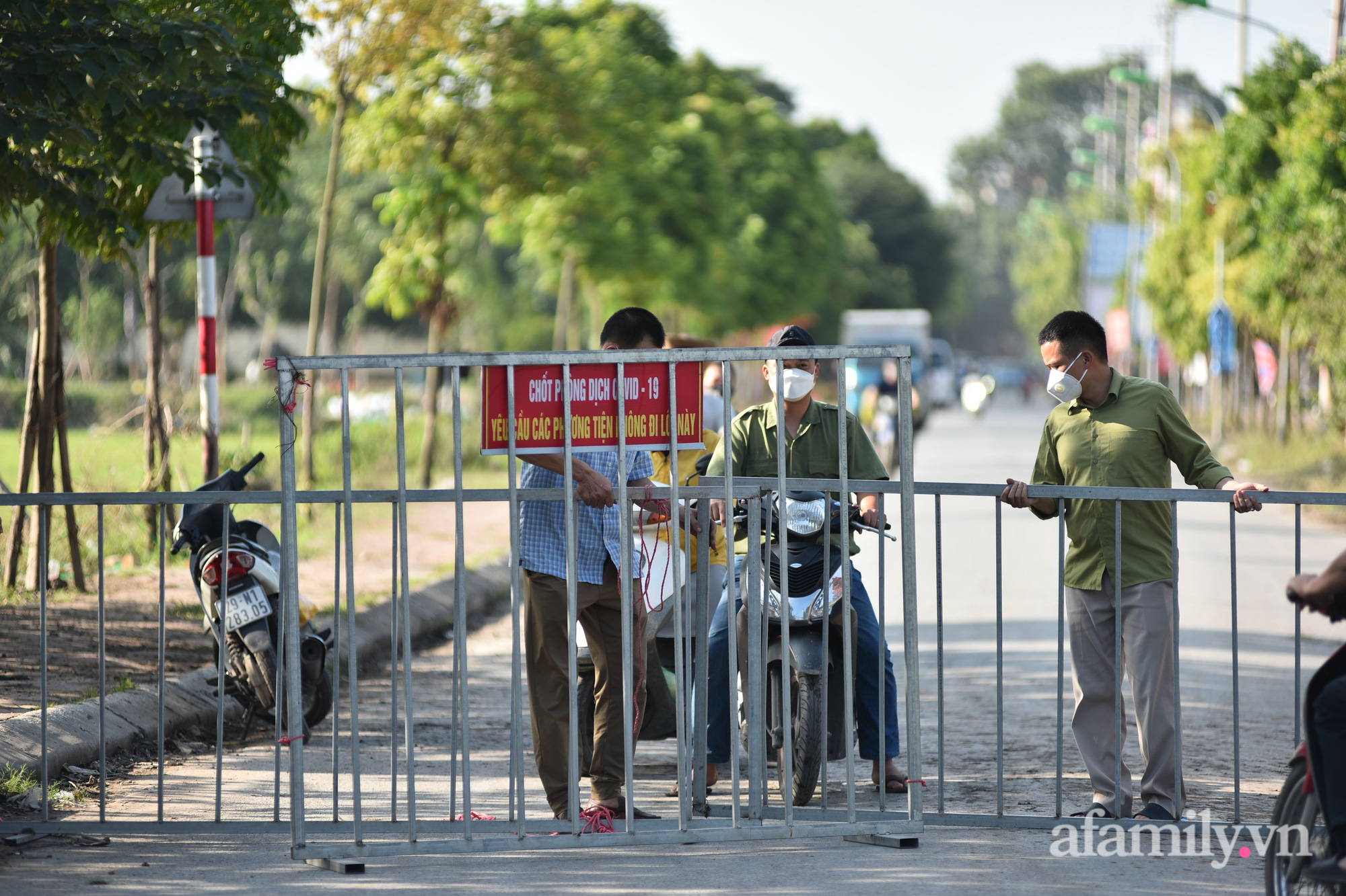 Hà Nội: Dựng rào chắn, giãn cách toàn bộ xã Ninh Hiệp với 19.000 dân theo mức độ 4 - Ảnh 8.