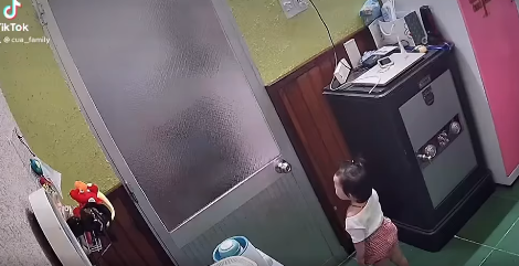 Bé gái gào khóc vì tự chốt khoá cửa không thể ra ngoài, cảnh báo bố mẹ về việc để trẻ ở một mình trong phòng - Ảnh 2.