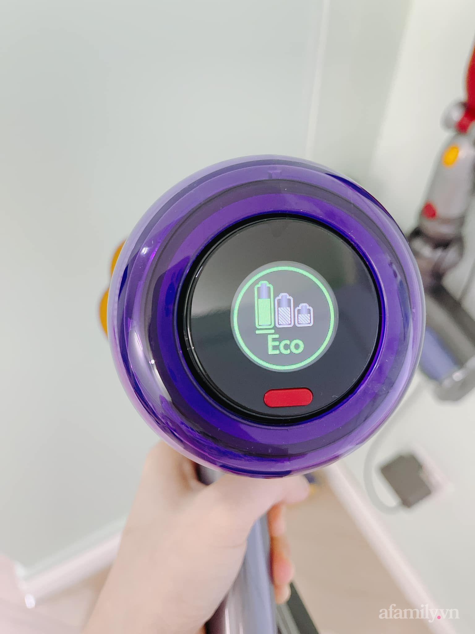 Dùng máy hút bụi cầm tay Dyson V12 giá gần 20 triệu, hotmom Thúy Hằng đánh giá: &quot;Robot hút bụi không thể thay thế, có nhược điểm nhưng vẫn là lựa chọn hoàn hảo&quot; - Ảnh 13.