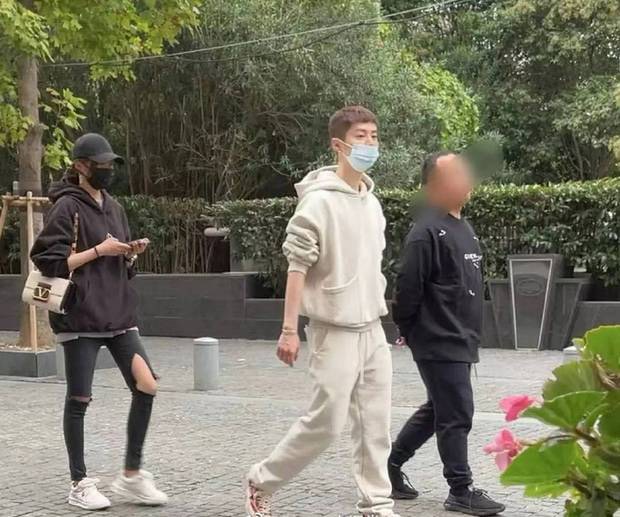 Quan Hiểu Đồng và Lộc Hàm tiếp tục bị bắt gặp đi dạo phố cùng nhau, netizen đều thắc mắc: Khi nào cưới? - Ảnh 1.