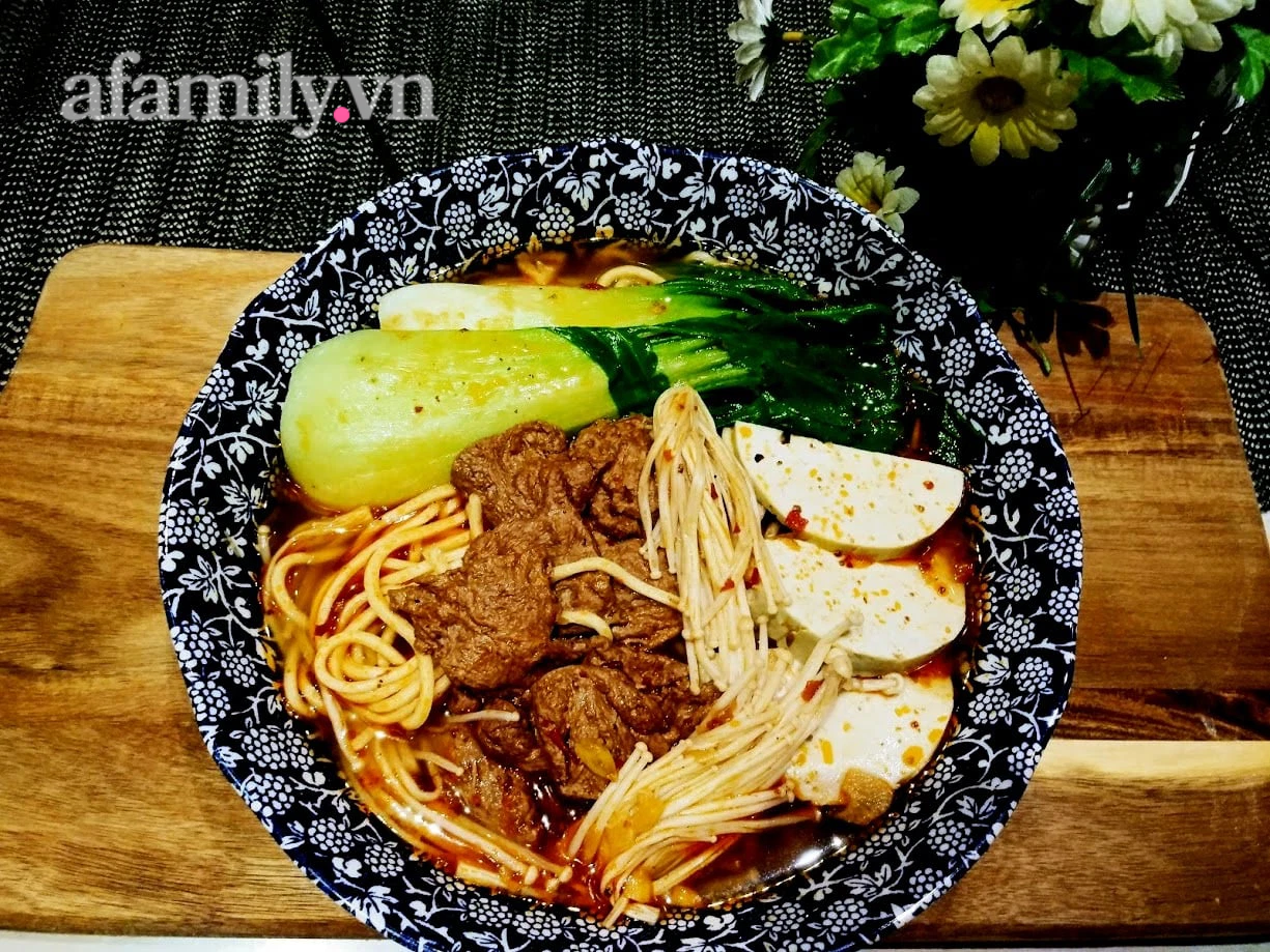 Đầu th&aacute;ng học Li&ecirc;n R&ograve;m nấu m&igrave; chay n&oacute;ng hổi ăn vừa ngon vừa l&agrave;nh! - Ảnh 7.