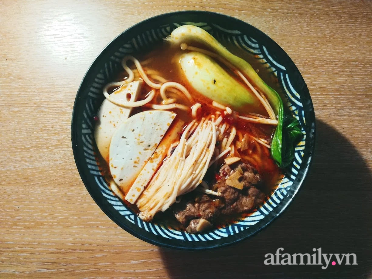 Đầu th&aacute;ng học Li&ecirc;n R&ograve;m nấu m&igrave; chay n&oacute;ng hổi ăn vừa ngon vừa l&agrave;nh! - Ảnh 8.