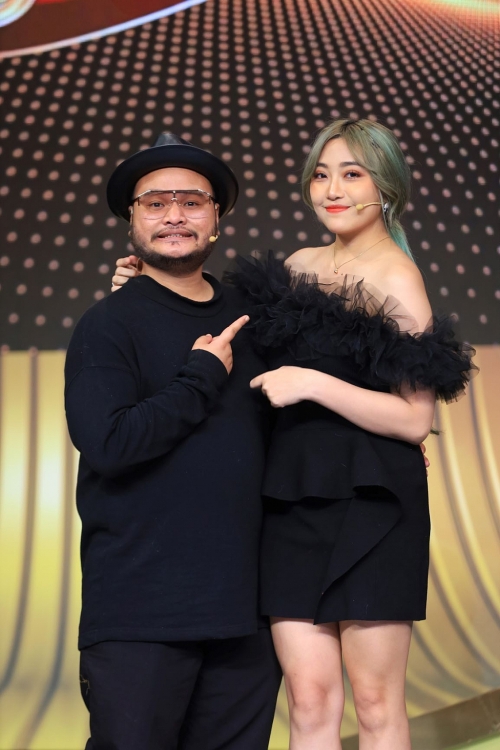 Ngoại hình khác lạ của vợ cũ Vinh Râu hậu ly hôn, lộ cằm nhọn hoắt - Ảnh 4.
