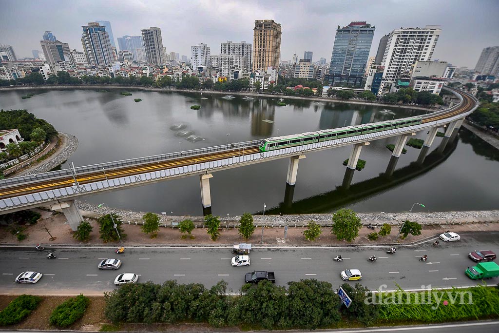 Người Hà Nội háo hức trải nghiệm tàu điện Cát Linh - Hà Đông trong ngày đầu chạy thương mại: Thao thức cả đêm cuối cùng cũng được ngồi tàu điện! - Ảnh 5.