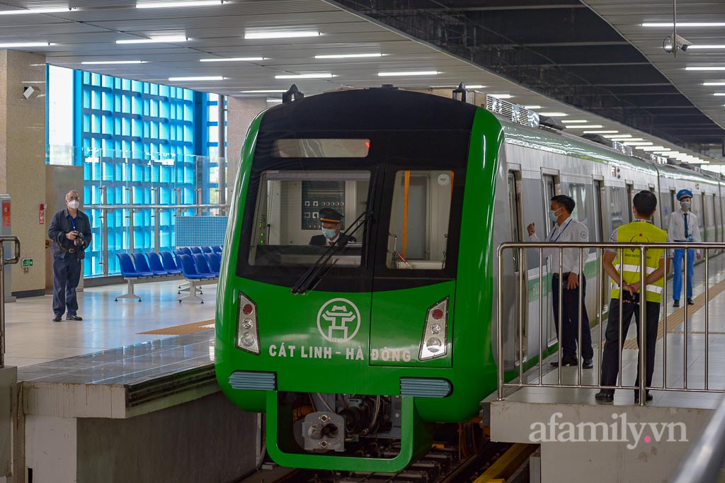 Người Hà Nội háo hức trải nghiệm tàu điện Cát Linh - Hà Đông trong ngày đầu chạy thương mại: Thao thức cả đêm cuối cùng cũng được ngồi tàu điện! - Ảnh 7.