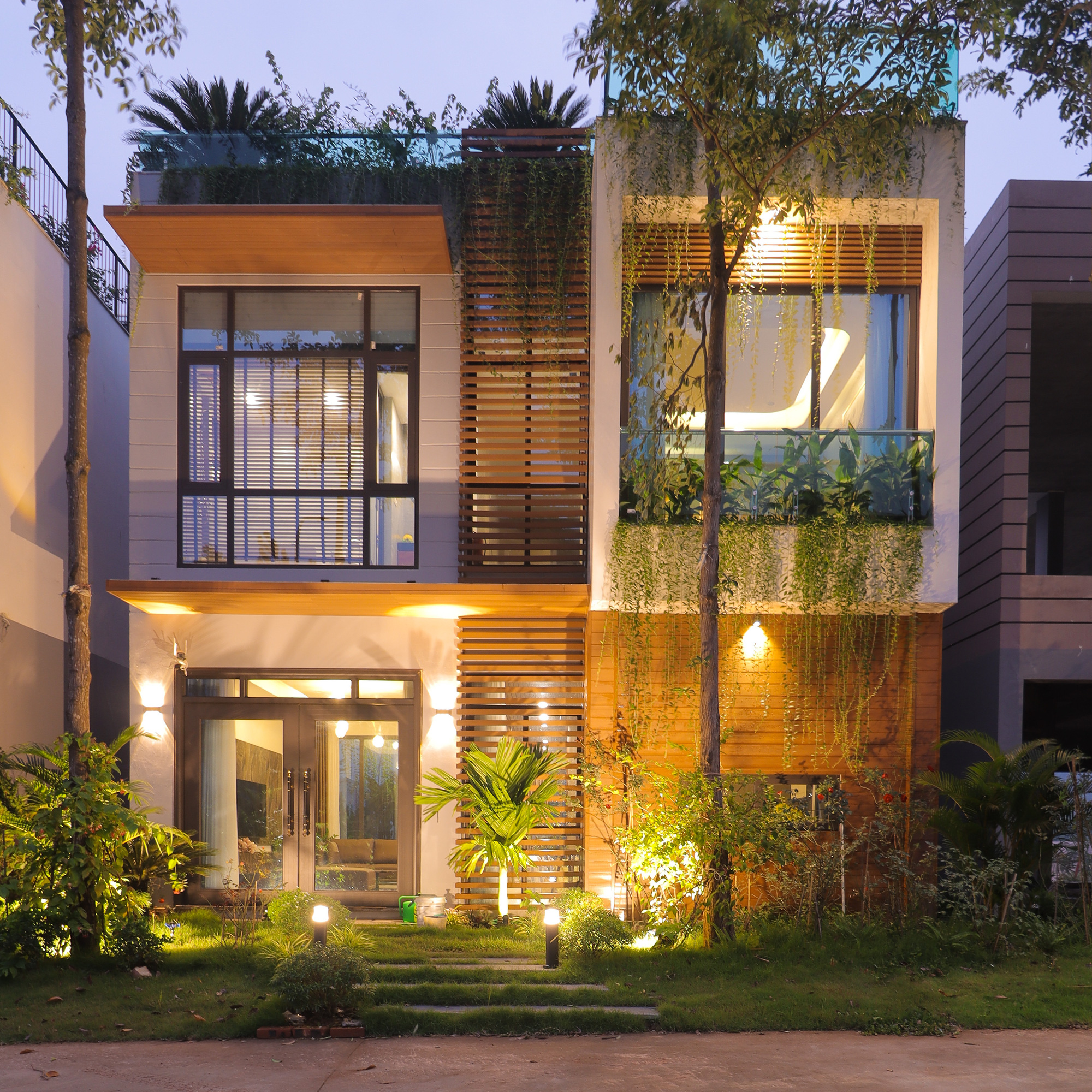 Căn nhà nhiều cây xanh với mảnh vườn bé xinh ở ngoại thành Hà Nội có chi phí hoàn thiện 3 tỷ đồng - Ảnh 1.