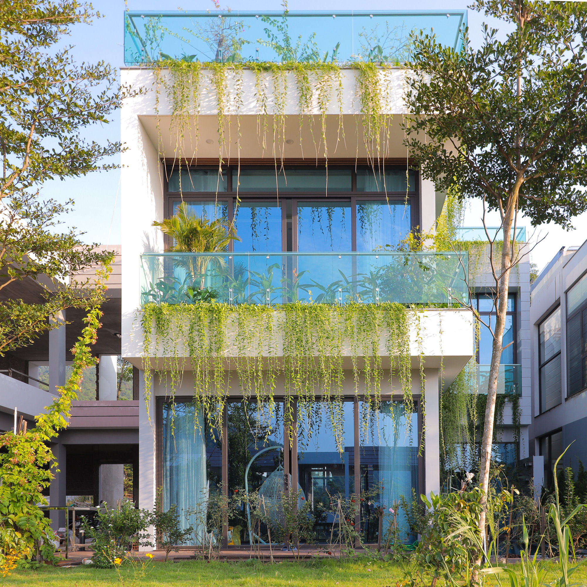 Căn nhà nhiều cây xanh với mảnh vườn bé xinh ở ngoại thành Hà Nội có chi phí hoàn thiện 3 tỷ đồng - Ảnh 2.