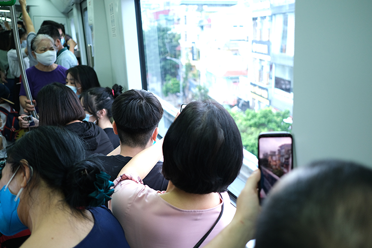 Hà Nội: Người dân chen chúc đi thử tàu điện Cát Linh - Hà Đông, tiềm ẩn nguy cơ dịch bệnh - Ảnh 11.
