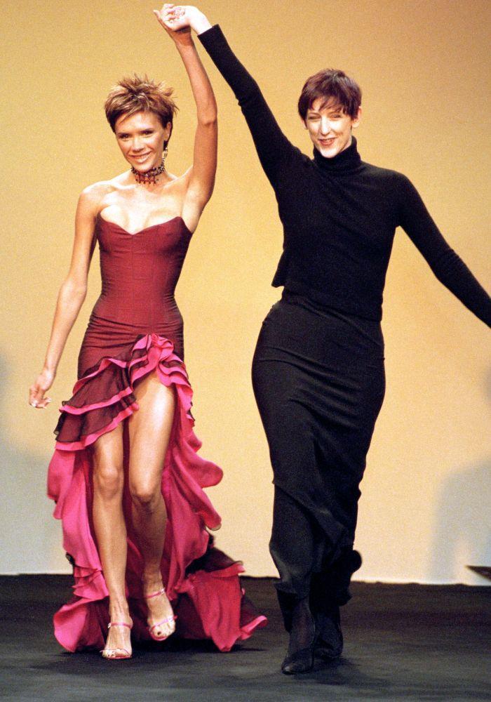 Hot lại khoảnh khắc Victoria Beckham catwalk với vòng một thả rông ngồn ngộn - Ảnh 8.