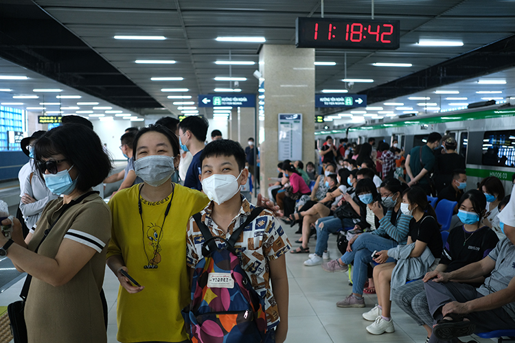 Hà Nội: Người dân chen chúc đi thử tàu điện Cát Linh - Hà Đông, tiềm ẩn nguy cơ dịch bệnh - Ảnh 13.