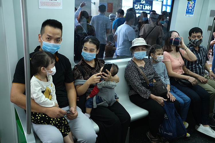 Hà Nội: Người dân chen chúc đi thử tàu điện Cát Linh - Hà Đông, tiềm ẩn nguy cơ dịch bệnh - Ảnh 10.