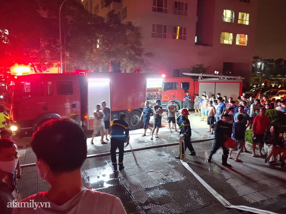 Hà Nội: Nửa đêm hàng nghìn người hốt hoảng chạy thang bộ thoát nạn vì cháy chung cư - Ảnh 2.