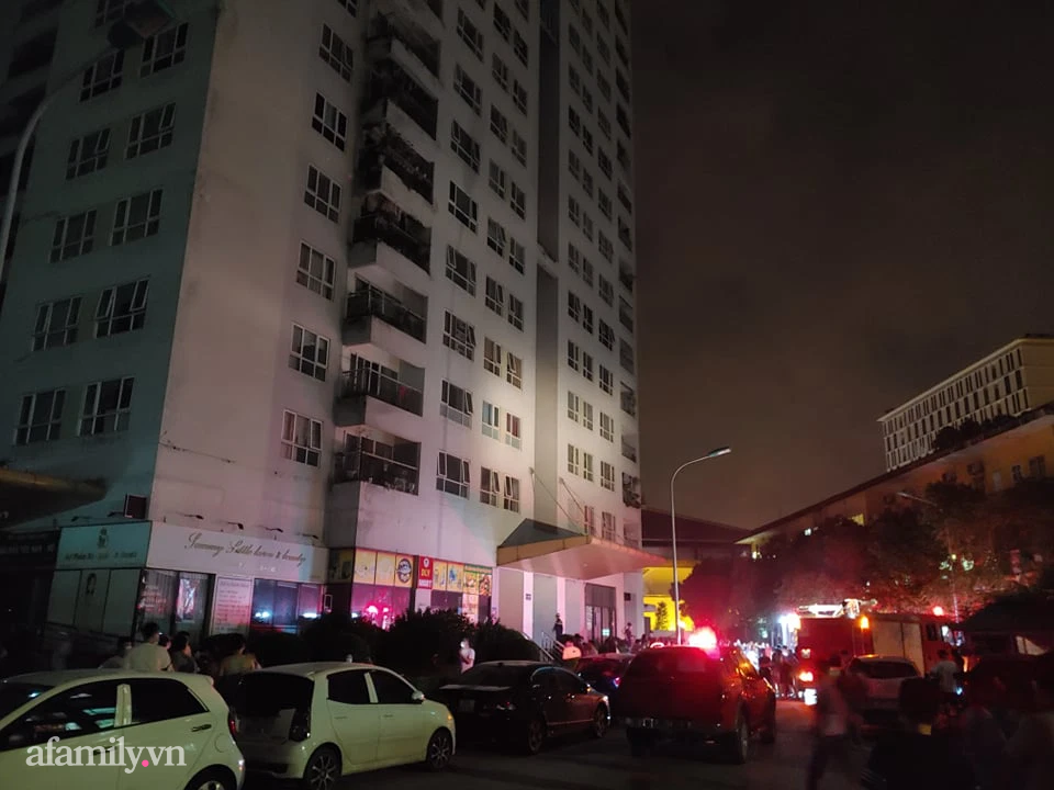 Hà Nội: Nửa đêm hàng nghìn người hốt hoảng chạy thang bộ thoát nạn vì cháy chung cư - Ảnh 4.