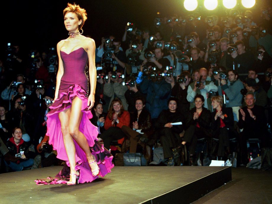 Hot lại khoảnh khắc Victoria Beckham catwalk với vòng một thả rông ngồn ngộn - Ảnh 6.