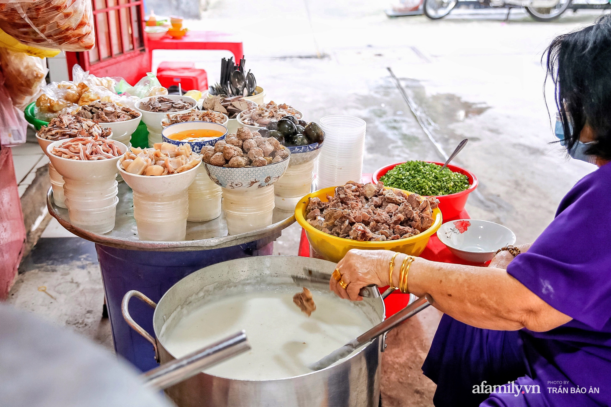 Quán cháo sườn bán xuyên đêm suốt 50 năm gây thèm thuồng bởi mâm lòng hơn chục món và câu chuyện chọn đời thứ 3 nối nghiệp - Ảnh 2.