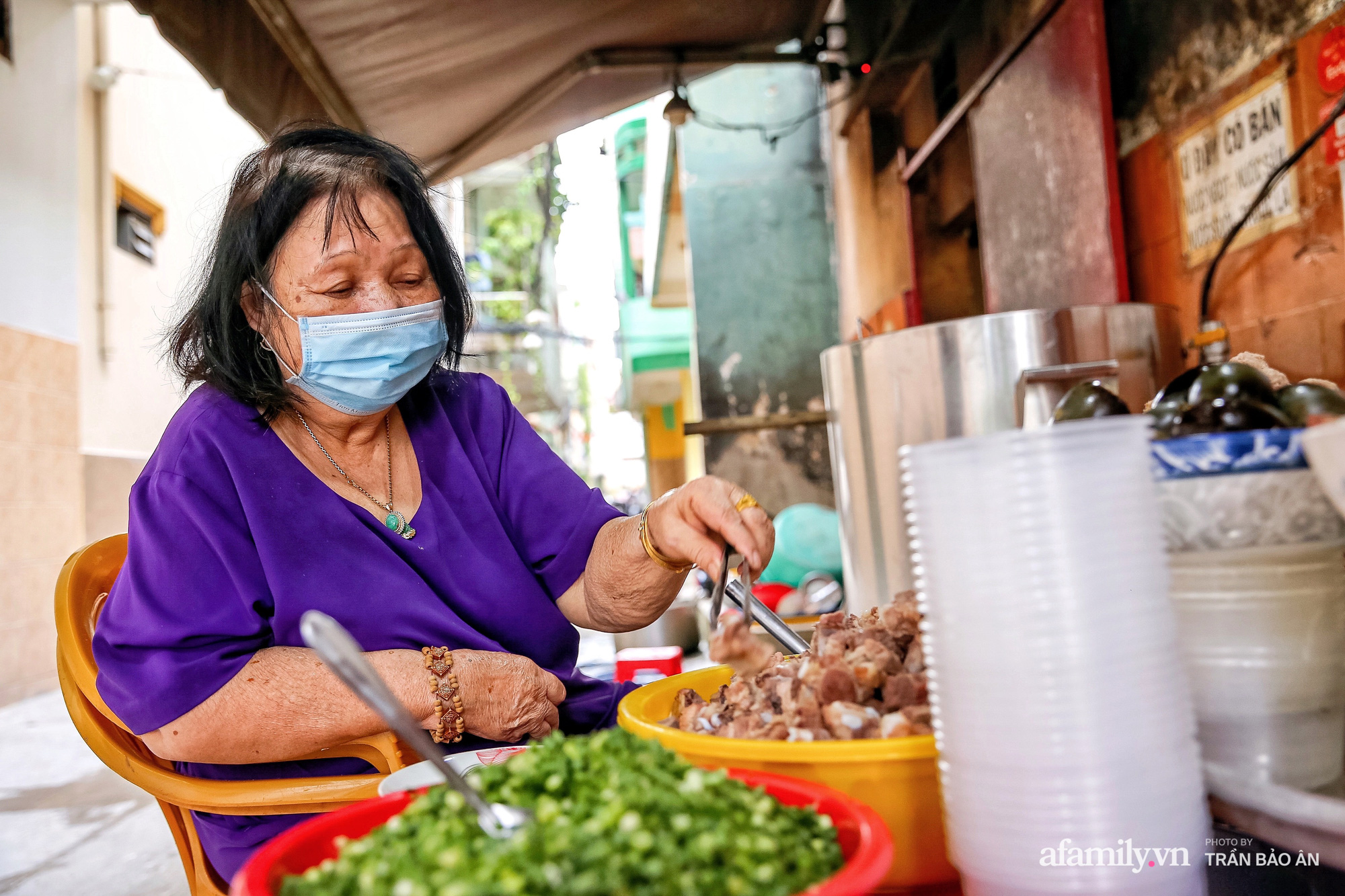 Quán cháo sườn bán xuyên đêm suốt 50 năm gây thèm thuồng bởi mâm lòng hơn chục món và câu chuyện chọn đời thứ 3 nối nghiệp - Ảnh 12.