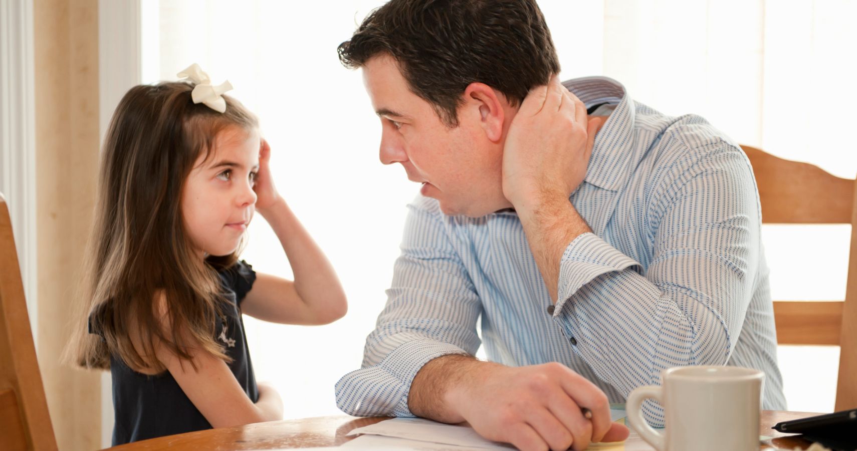 C&ugrave;ng được hỏi &ldquo;Nh&agrave; m&igrave;nh c&oacute; gi&agrave;u kh&ocirc;ng?&rdquo; v&agrave; đ&acirc;y l&agrave; phản ứng của hai người cha: Dạy con th&ocirc;ng th&aacute;i, về sau mới mong thu về tr&aacute;i ngọt - Ảnh 1.