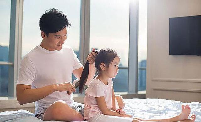 Con gái mặc váy ngắn sà vào lòng bố, cảnh tượng ngay lập tức bị người mẹ nhắc nhở - Ảnh 3.